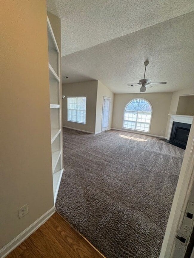 Building Photo - READY TO MOVE IN! 2 Beds 2 Baths!