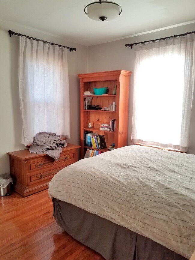 Building Photo - 3 Bedroom, 2 Bathroom in Squirrel Hill- Hardwood Floors and Stainless Appliances