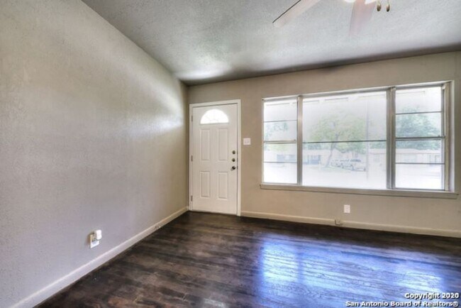 Building Photo - 3 Bedroom/1 Bath Sunset Hill Subdivision