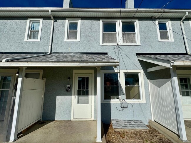 Building Photo - Updated 2BR Townhome Across from Stephens Park