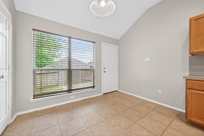 Building Photo - 18499 Sunrise Pines Dr