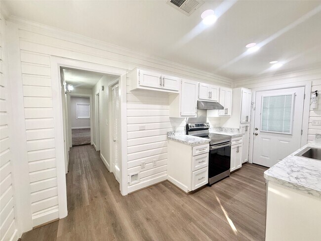 Building Photo - 137 Laurel St