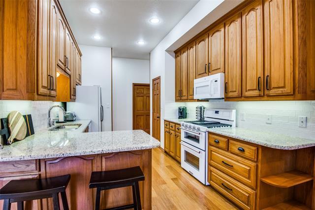 Building Photo - 4920 Glen Oaks Cir