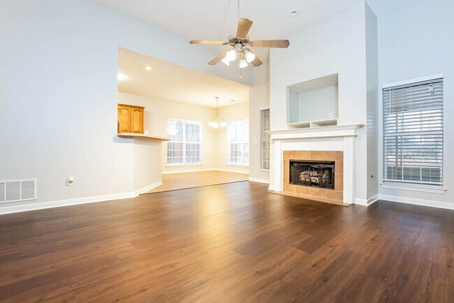 Building Photo - 735 Classic Dr S