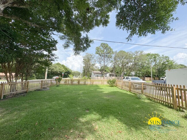 Building Photo - Charming 3-Bedroom Home in Shalimar – Conv...