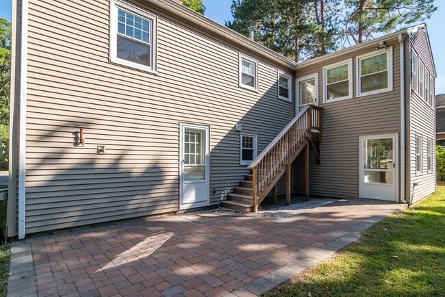 Building Photo - 15 Colonial Rd