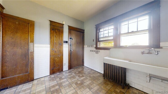 Building Photo - 425 Johnson St