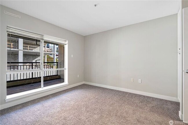 Building Photo - Top-Floor Condo with Office/Den + Private Balcony in the Heart of Seattle