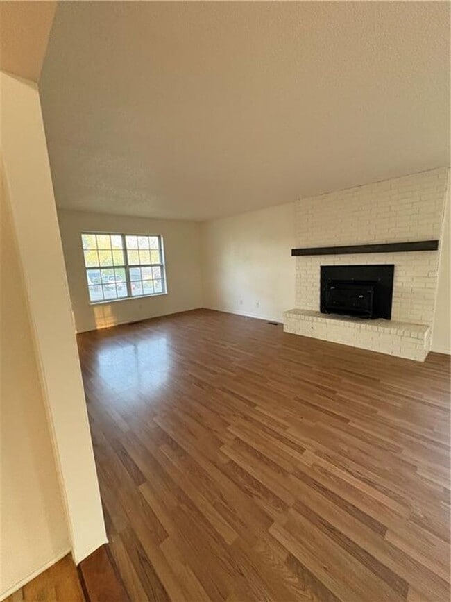 Building Photo - Spacious 4 bedroom, 2.5  bath house near B...
