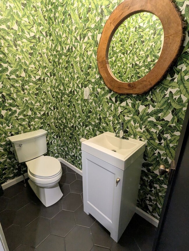 Building Photo - Modern 2 Bedroom 1.5 Bathroom Home (Lawrenceville)