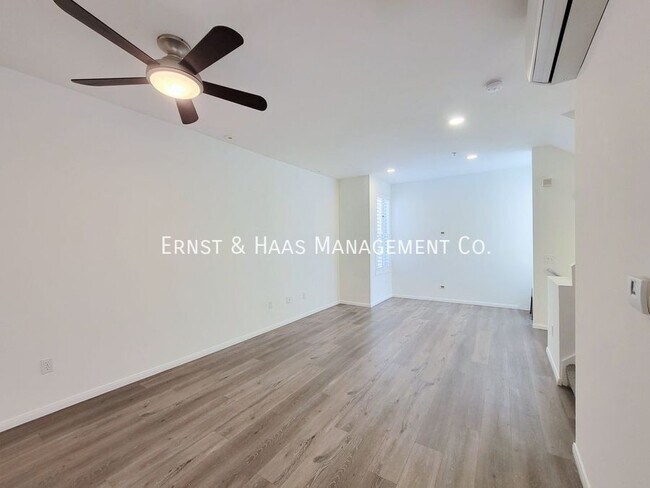 Building Photo - 302 E 19th St