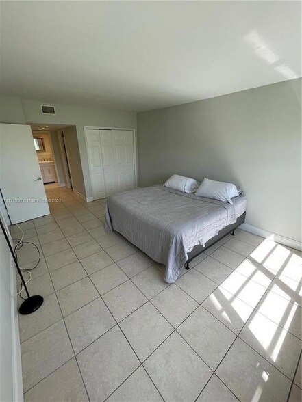 Building Photo - 3100 N Palm Aire Dr