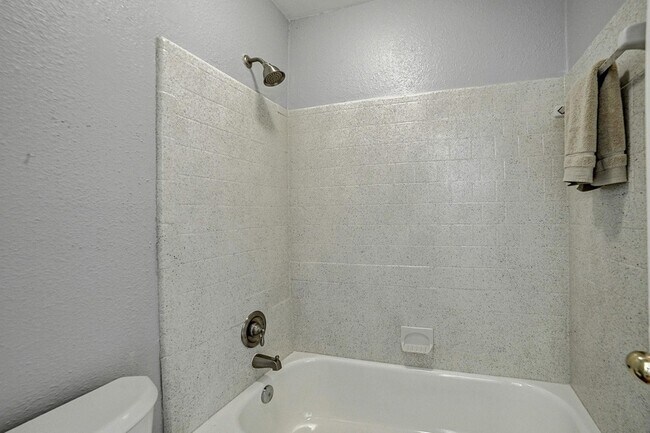 Building Photo - 2615 Lively Ln