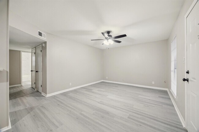 Building Photo - 910 7th Ave N