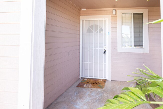 Building Photo - 2-Bedroom, 2-Bathroom Home in Waipahu – 2 Parking Stalls & Private Backyard