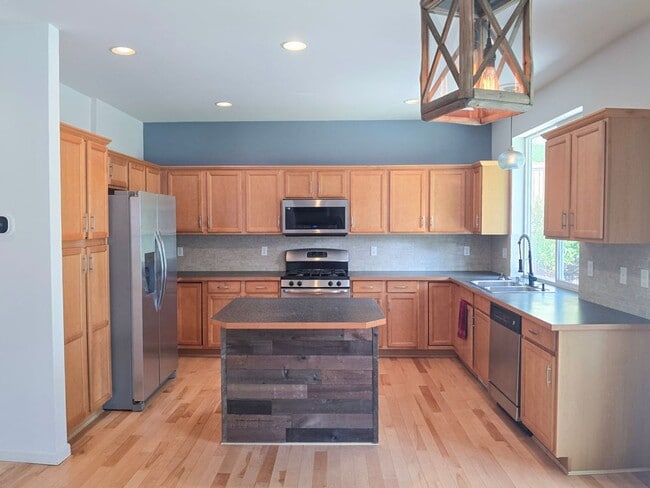 Building Photo - Gorgeous 4 Bedroom Lake Stevens Home in Cr...