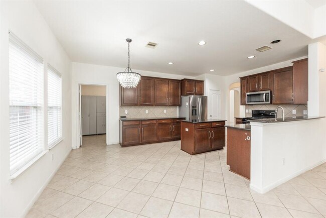 Building Photo - 25951 Ravenside Dr
