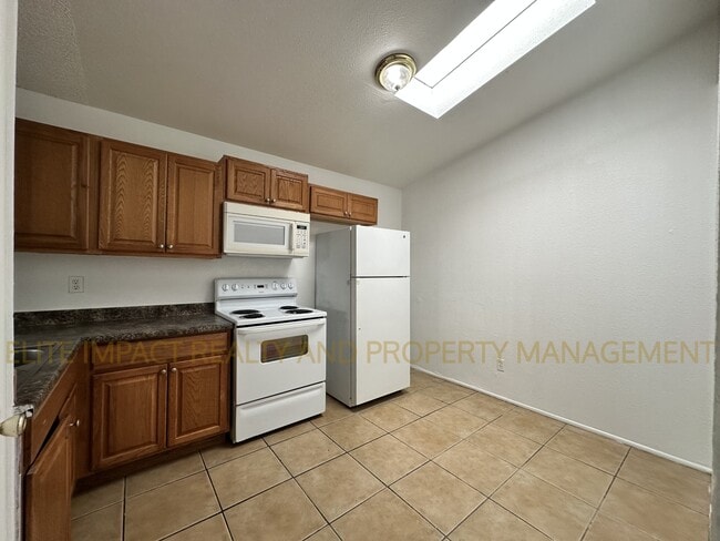 Building Photo - 423 E Thoroughbred St