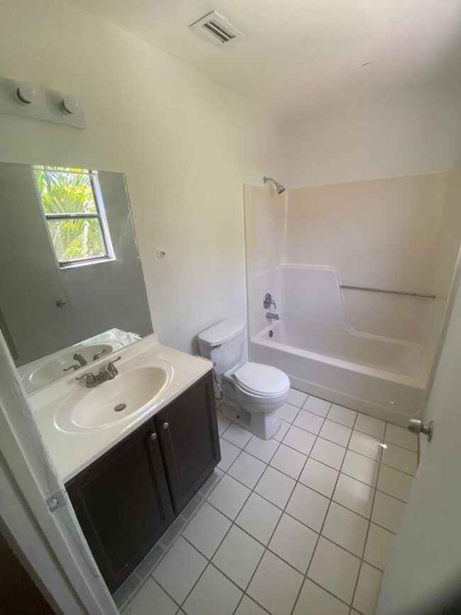 Building Photo - Great 2 bedroom 2 bath condo with screened...
