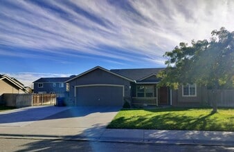 Building Photo - 715 SW Lago St