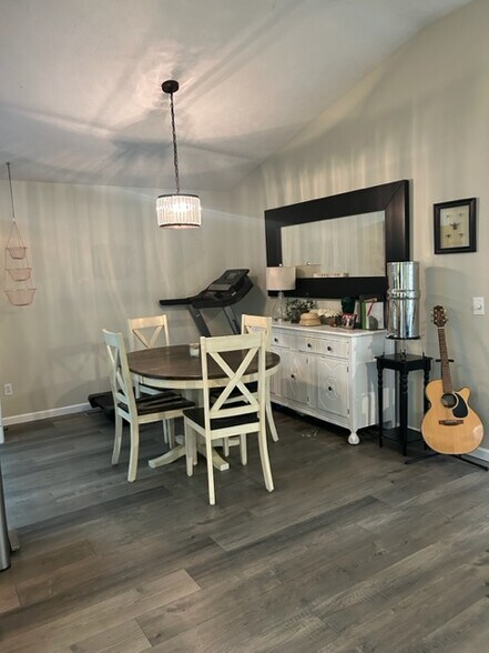 dining room - 2130 Hammond Pl E