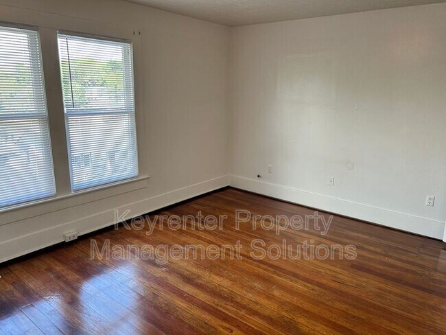 Building Photo - 204 W Peabody St