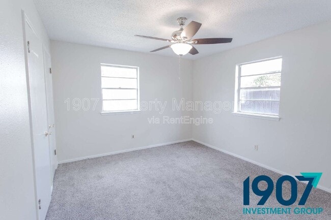 Building Photo - 1008 NW 7th Pl