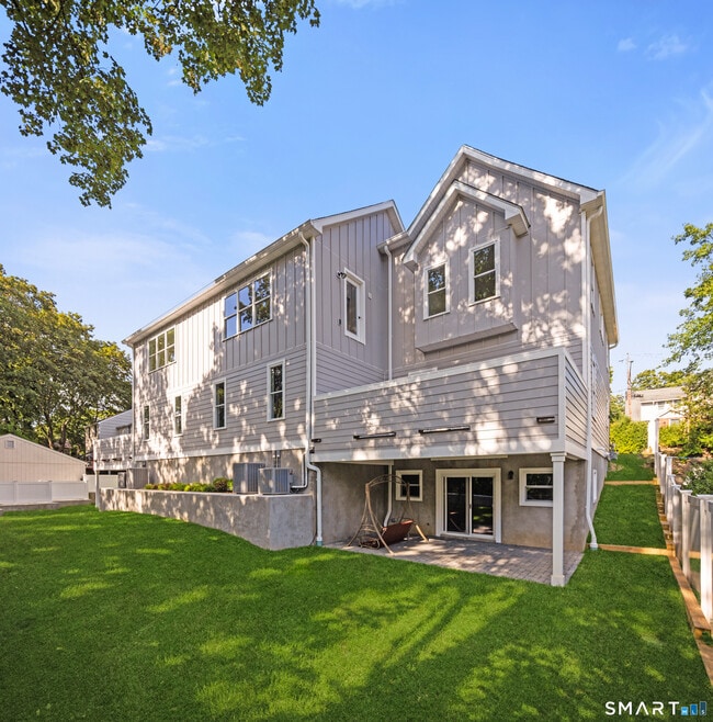 Building Photo - 10 Highland Pl