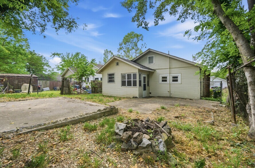Building Photo - 216 N Hickory St