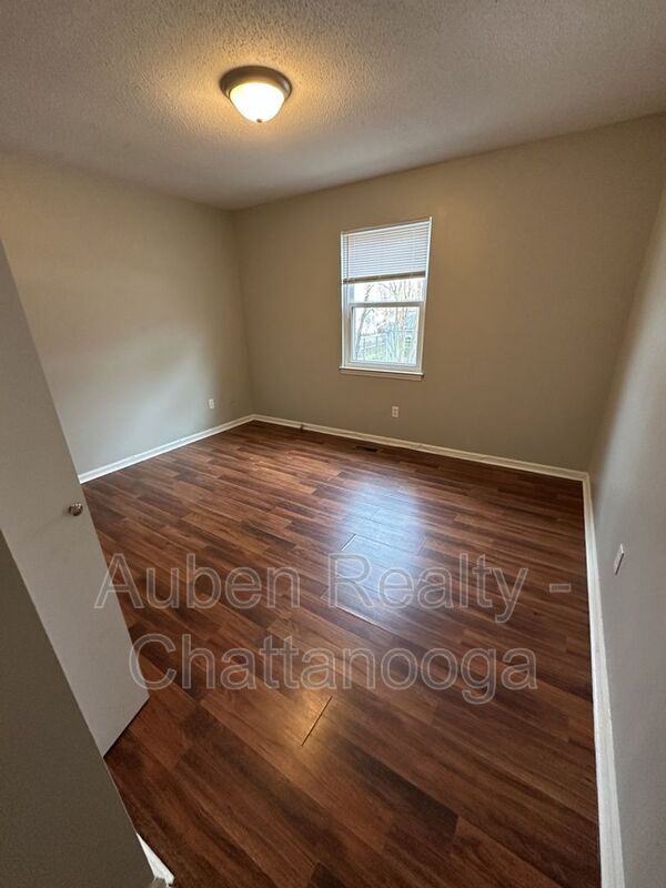 Building Photo - 1317 Village Green Dr