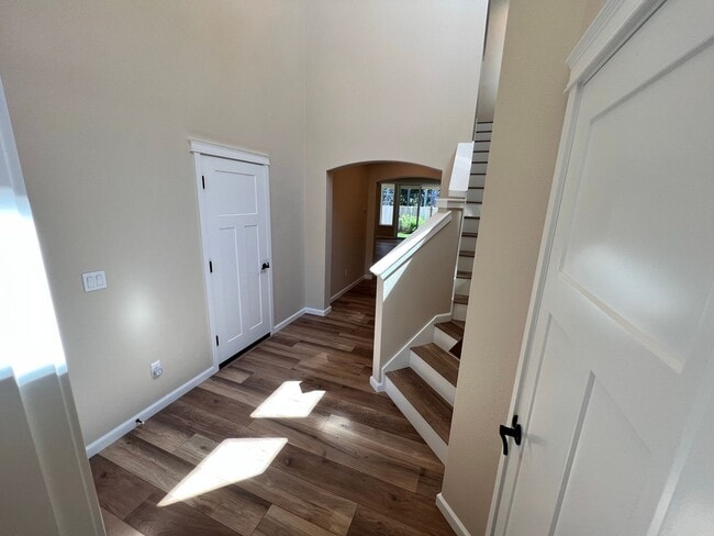 Building Photo - Stunning 5 bedroom W/Bed & Full Bath on Main Floor