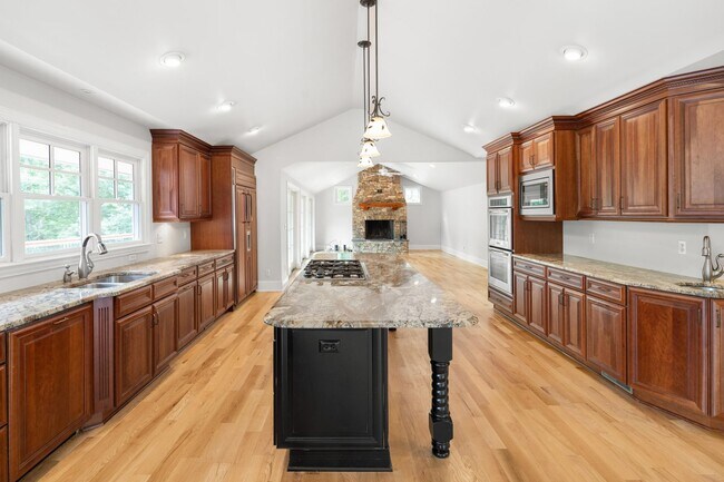 Building Photo - Spacious and Private Home in Biltmore Forest