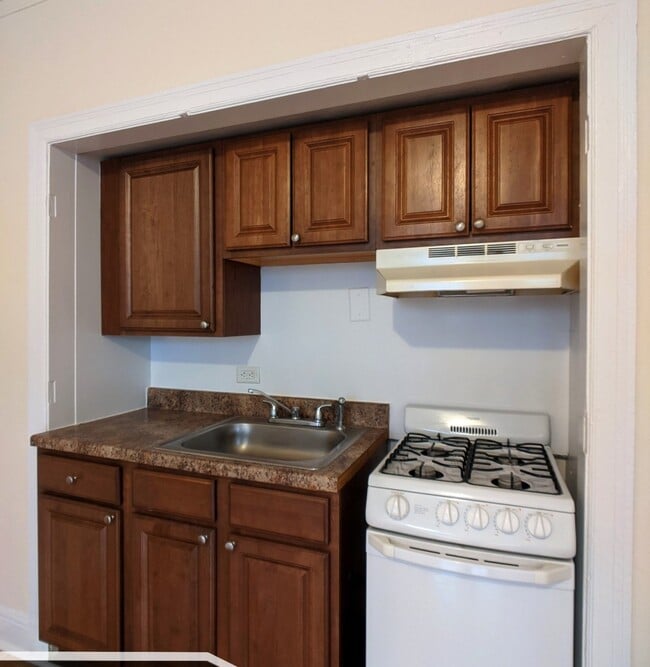 Building Photo - 3335 W Diversey Ave