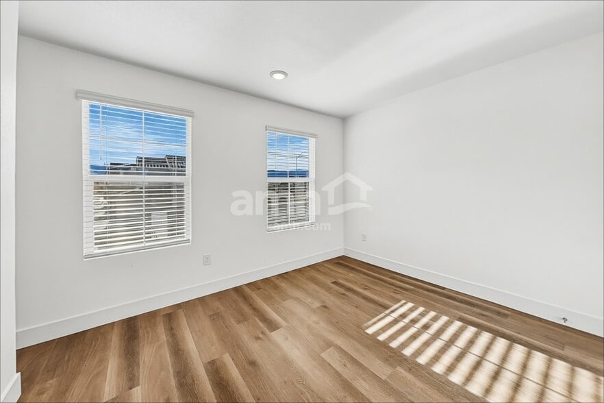Building Photo - 9498 Aldersyde Dr