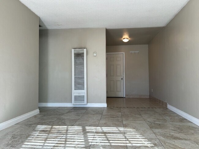 Building Photo - 702 W Atkins Ave