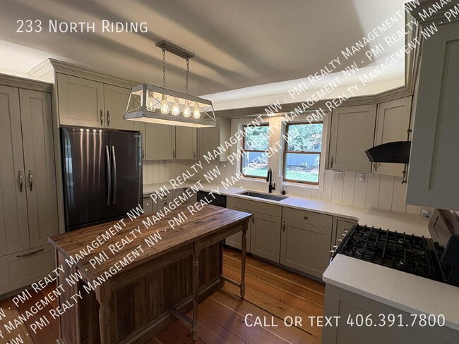 Building Photo - 233 North Riding-