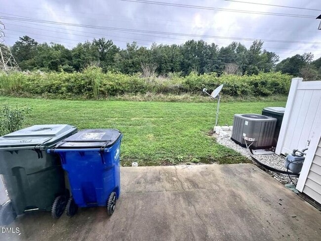 Building Photo - Lovely 3 bedroom 2.5 Bath Townhome