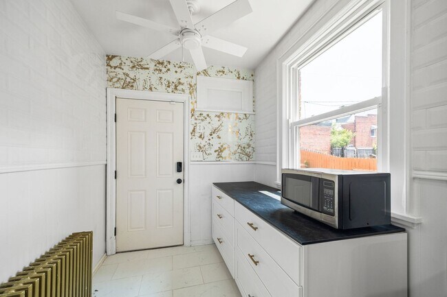 Building Photo - Beautiful Renovated 3 Bedroom 2.5 Bath off...