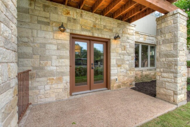 Building Photo - 605 Peacock Ln