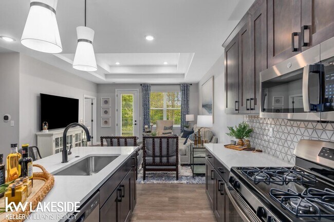 Building Photo - 5841 Lakeway Dr