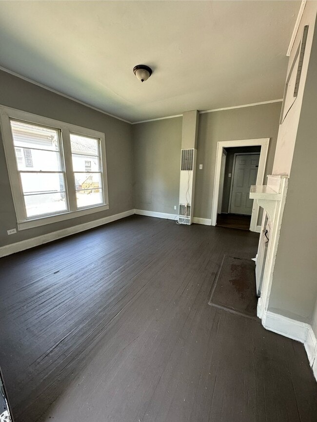 Building Photo - 323 Hasty St