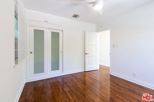 Building Photo - 5162 Lindley Ave