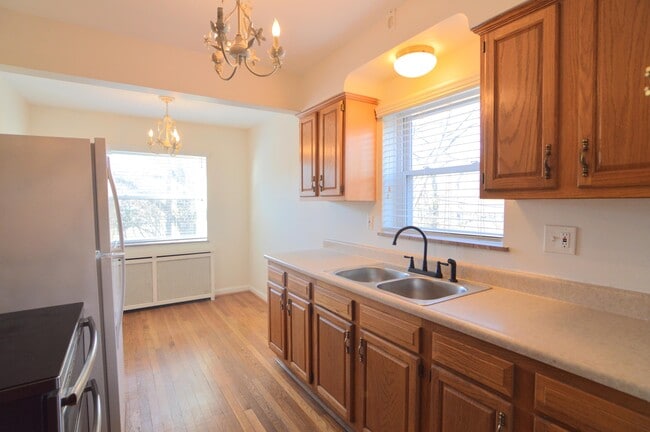 Building Photo - 27 Sunnymede Dr