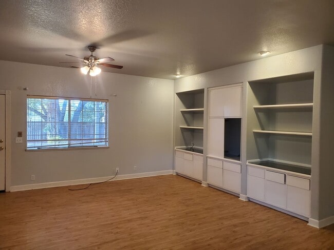 Building Photo - Introducing Your Dream Home:  A perfect blend of comfort and convenience!