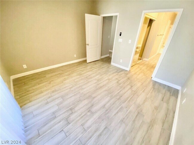 Building Photo - 1900 N Torrey Pines Dr