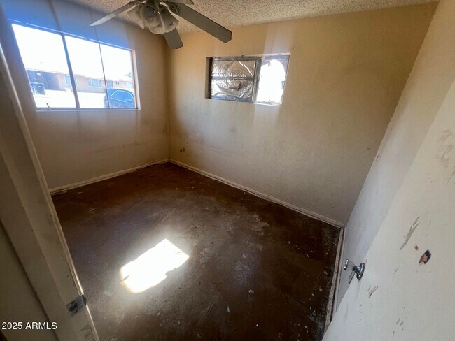 Building Photo - 1237 E Vine Ave