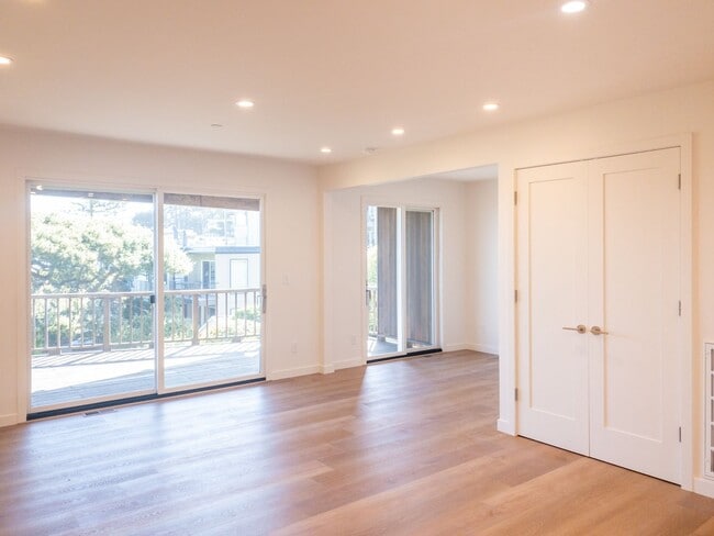 Building Photo - Stunning, Fully Remodeled Jr. 1bd/1ba! Remodeled! Private Deck! Parking! Laundry! PROGRESSIVE!