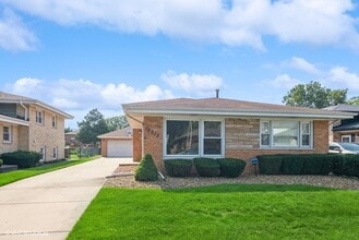 Building Photo - 10012 S Komensky Ave