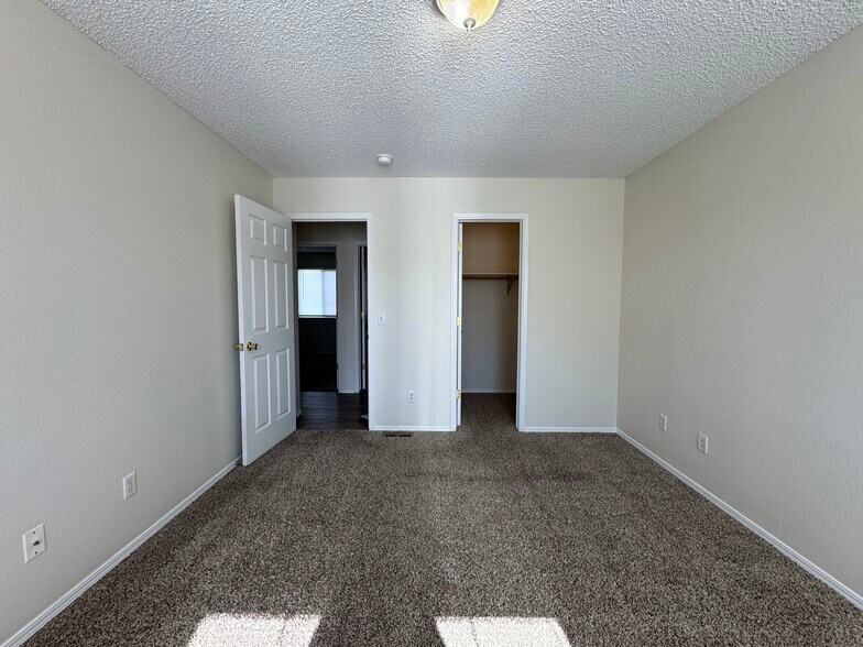Building Photo - 879 Barn Owl Dr