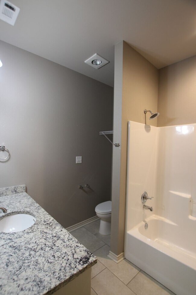 Building Photo - Beautiful 3 Bedroom 2 Bath Home in Guinn E...